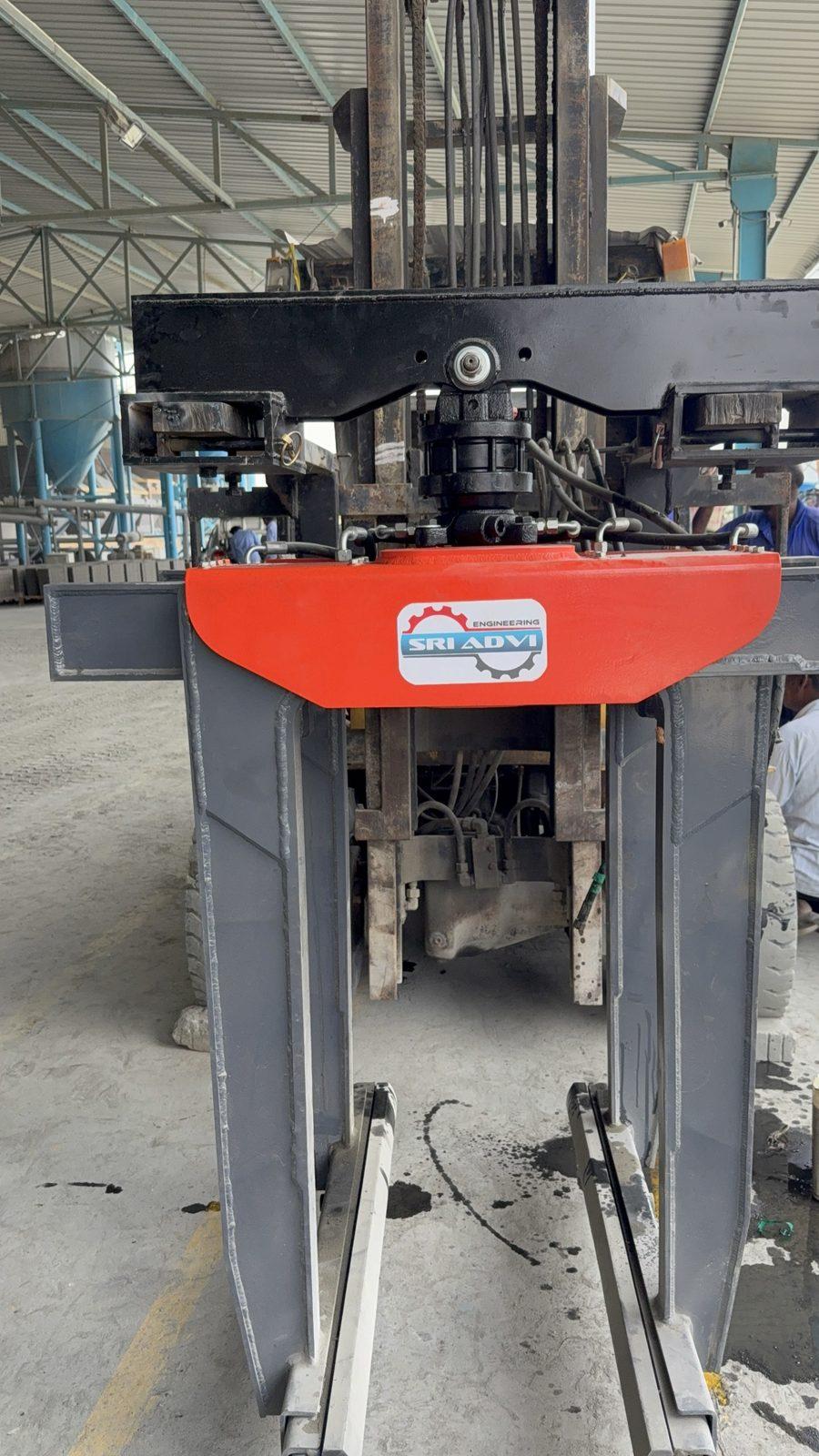 SAE 03 frame-mounted brick grabber on a forklift, front view
