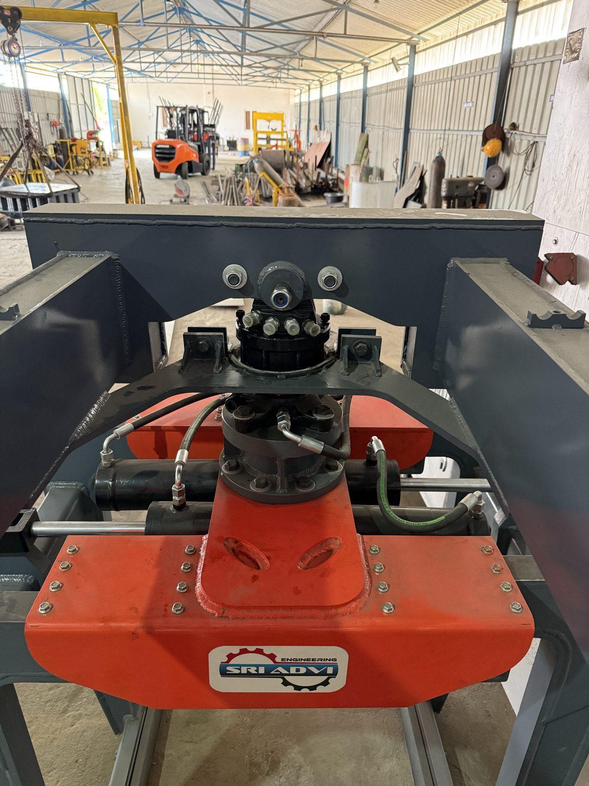 Sri Advi rotator and hydraulic hoses on the SAE 03 grabber