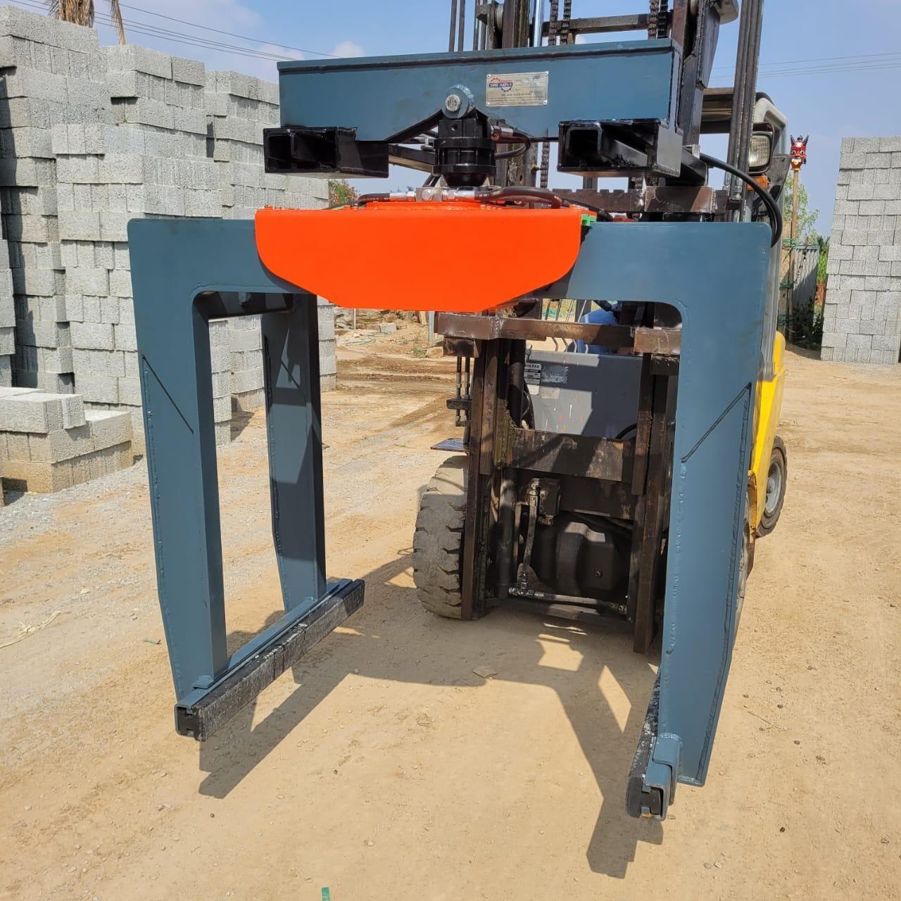 SAE 01 forklift arm brick grabber on a forklift, seen from the front