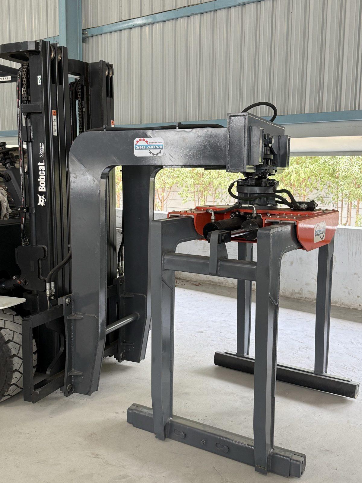 SAE 02 brick grabber, three-quarter view of the arm and frame